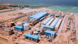 sin esperar a la lluvia y sin rios, este pais en medio del desierto abastece de agua a millones de personas