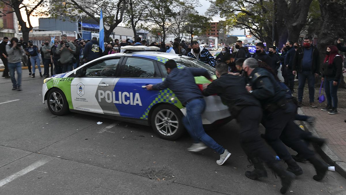 Simbología explícita. Policías bonaerenses que manifestaban frente a la Quinta de Olivos empujaban un patrullero que se resiste a arrancar.