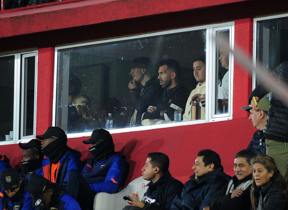 Tevez fue a ver al Tomba y generó rumores sobre su posible llegada al Tomba