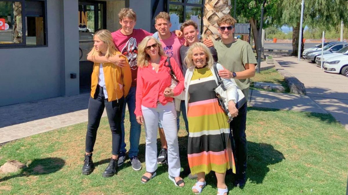 Matilde junto a su nuera y cinco de sus nietos, hijos de su hijo: Juan Cruz, Facundo, Santiago, Margarita y Joaquín Del Olmo. Matilde junto a su nuera y cinco de sus nietos, hijos de su hijo: Juan Cruz, Facundo, Santiago, Margarita y Joaquín Del Olmo.