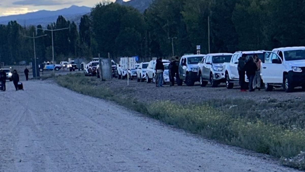 Muchos vehículos esperaron en la alta montaña la reapertura del Paso Cristo Redentor. Muchos vehículos esperaron en la alta montaña la reapertura del Paso Cristo Redentor.