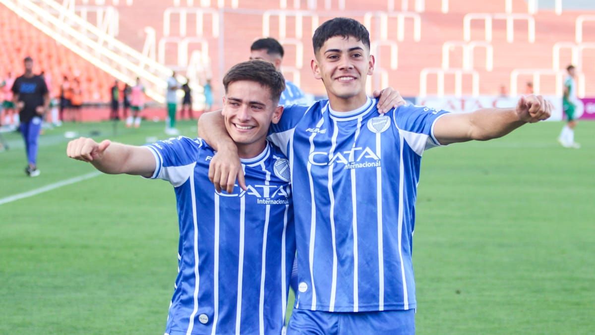 Mateo Mendoza y Juan José Pérez, autores de tres de los cuatro goles del Tomba en la goleada ante Banfield. Foto: Nicolás Ríos/UNO. Mateo Mendoza y Juan José Pérez, autores de tres de los cuatro goles del Tomba en la goleada ante Banfield. Foto: Nicolás Ríos/UNO. 