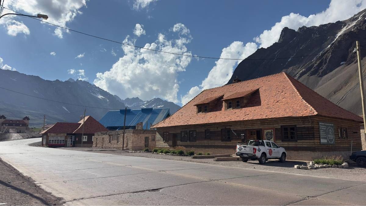 El actual refugio de Portezuelo del Viento, donde se aloja el equipo de El Siete, antes fue la oficina del Correo Argentino en Las Cuevas. El actual refugio de Portezuelo del Viento, donde se aloja el equipo de El Siete, antes fue la oficina del Correo Argentino en Las Cuevas.