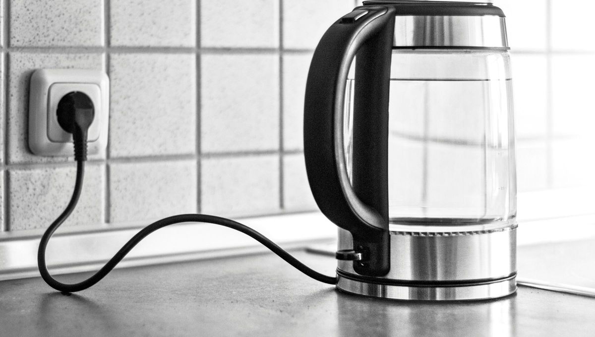 La pava eléctrica puede generar sobrecalentamiento, peor aún si hay muchas cosas enchufadas en el hogar. La pava eléctrica puede generar sobrecalentamiento, peor aún si hay muchas cosas enchufadas en el hogar.