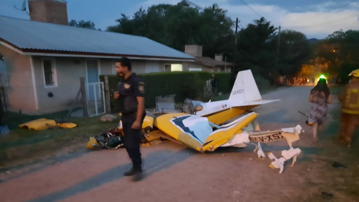 La avioneta quedó destrozada luego de precipitarse a tierra durante una prueba de acrobacias en Villa General Belgrano