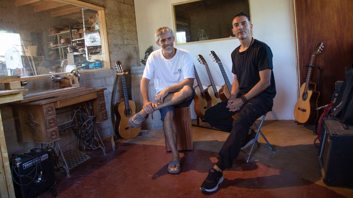 Un músico y un luthier mendocinos crearon una guitarra propia tras años de trabajo y amistad