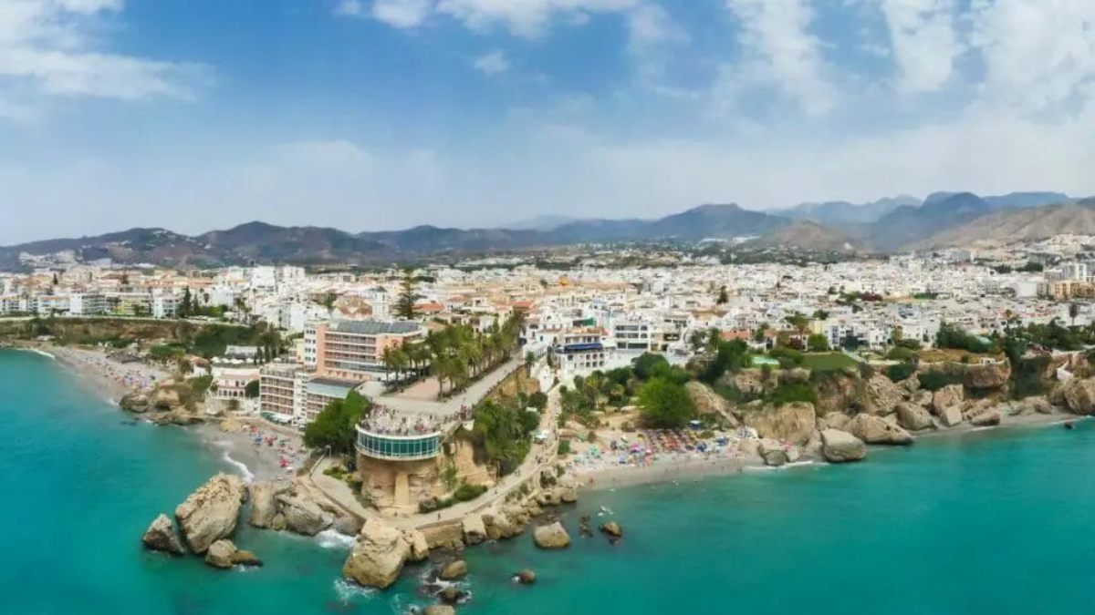 Ubicado en el corazón de la Axarquía en Málaga, Frigiliana es un pueblo que cautiva a todos sus visitantes. Ubicado en el corazón de la Axarquía en Málaga, Frigiliana es un pueblo que cautiva a todos sus visitantes.