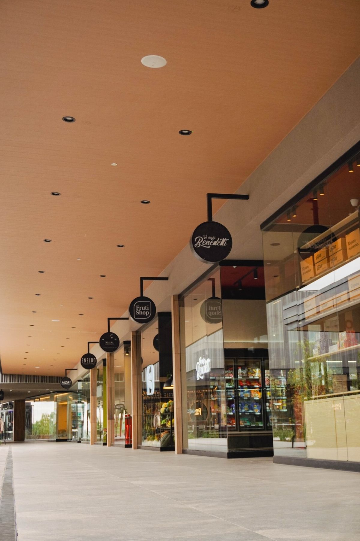 Dalvian Mall está integrado por más de 30 locales comerciales y de servicios gastronómicos y de salud. Dalvian Mall está integrado por más de 30 locales comerciales y de servicios gastronómicos y de salud.