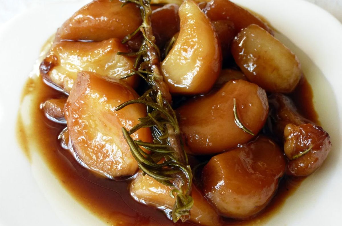 El ajo confitado, elaborado a partir de una receta de simples ingredientes y pasos fáciles de realizar, es perfecto para realzar el sabor de muchos platos. El ajo confitado, elaborado a partir de una receta de simples ingredientes y pasos fáciles de realizar, es perfecto para realzar el sabor de muchos platos.