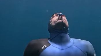 Aguantó casi media hora bajo el agua y rompió un récord Guinness que desafía los límites del cuerpo humano
