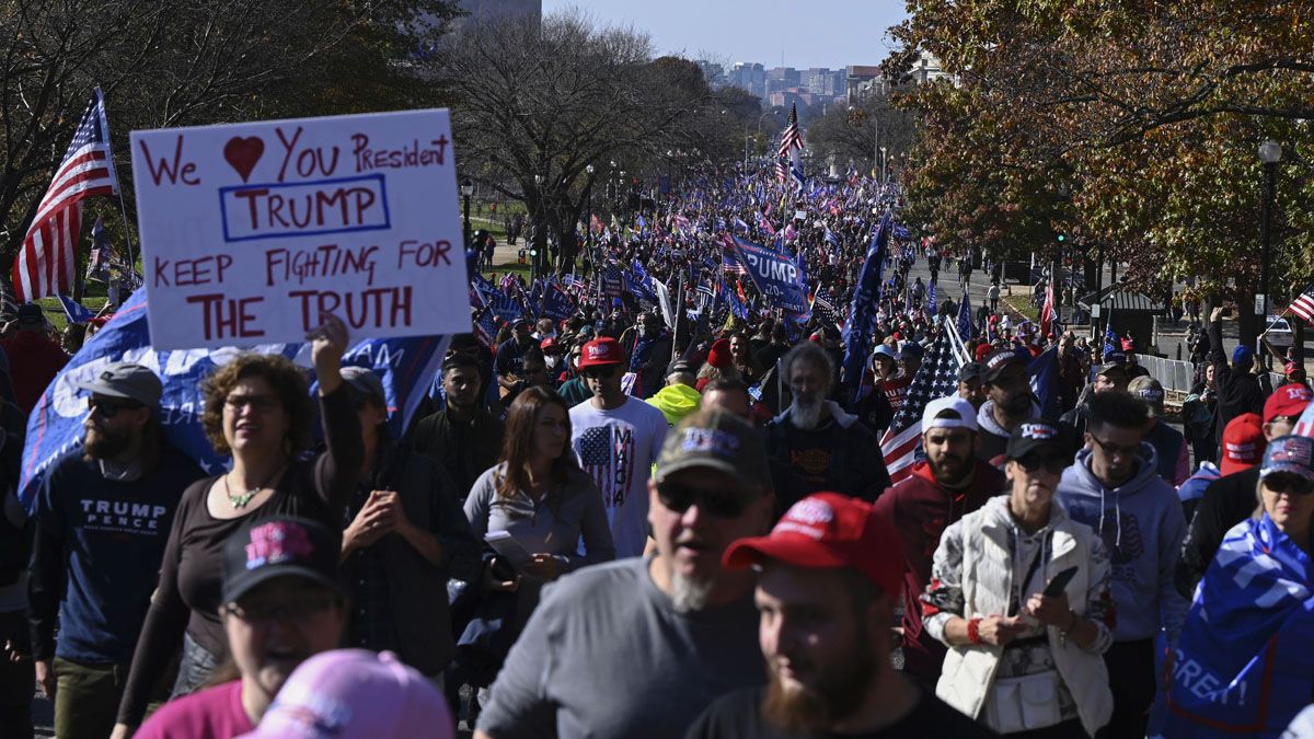 Biden afirma su victoria y anda en bici; Trump marcha y juega al golf