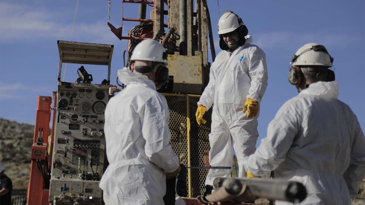 Los pozos explorados en Hierro Indio auguran un promedio de producción capaz de abastecer al menos al 30% del mercado en la Argentina, que hoy importa este material.