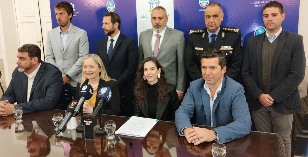 La ministra Mercedes Rus y el Jefe de la Policía de Mendoza Marcelo Calipo pasaron por la Legislatura provincial. La ministra Mercedes Rus y el Jefe de la Policía de Mendoza Marcelo Calipo pasaron por la Legislatura provincial.