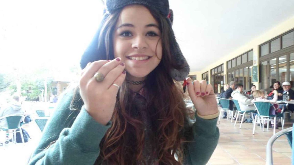 La adolescente Malén Ortiz, mendocina de 15 años, que vivía con su padre en Mallorca, España, salió de la escuela y se fue a almorzar con su novio, pero nunca llegó y hace ocho años que está desaparecida. El colectivo Ni una Menos Mendoza organizó una concentración frente al Consulado de España en nuestra capital, para pedir que se investigue el tema y acompañar a su padre y familiares en su búsqueda.