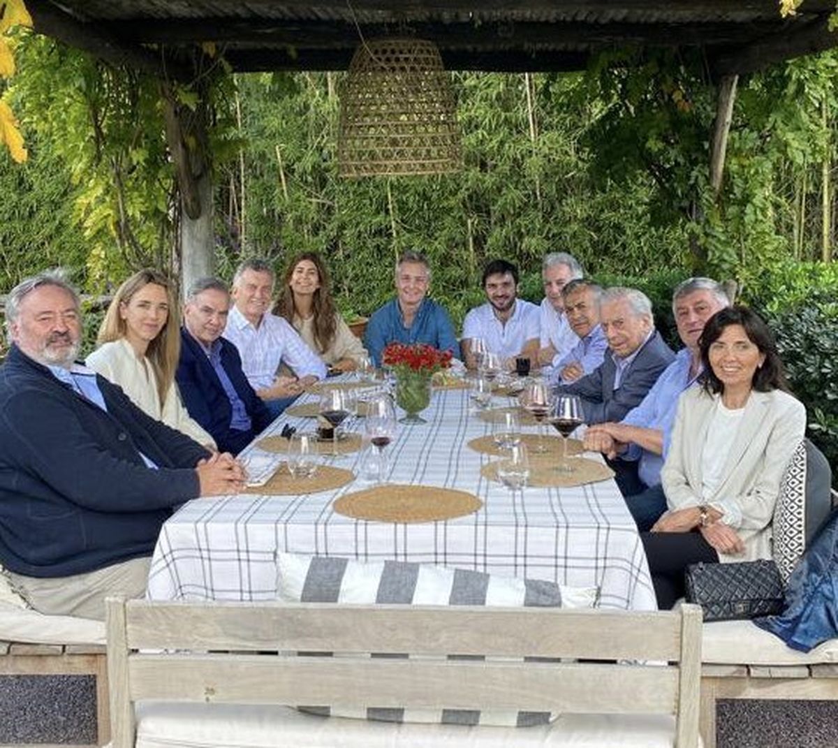 Alfredo Cornejo fue uno de los invitados por Mauricio Macri al almuerzo con Mario Vargas Llosa.