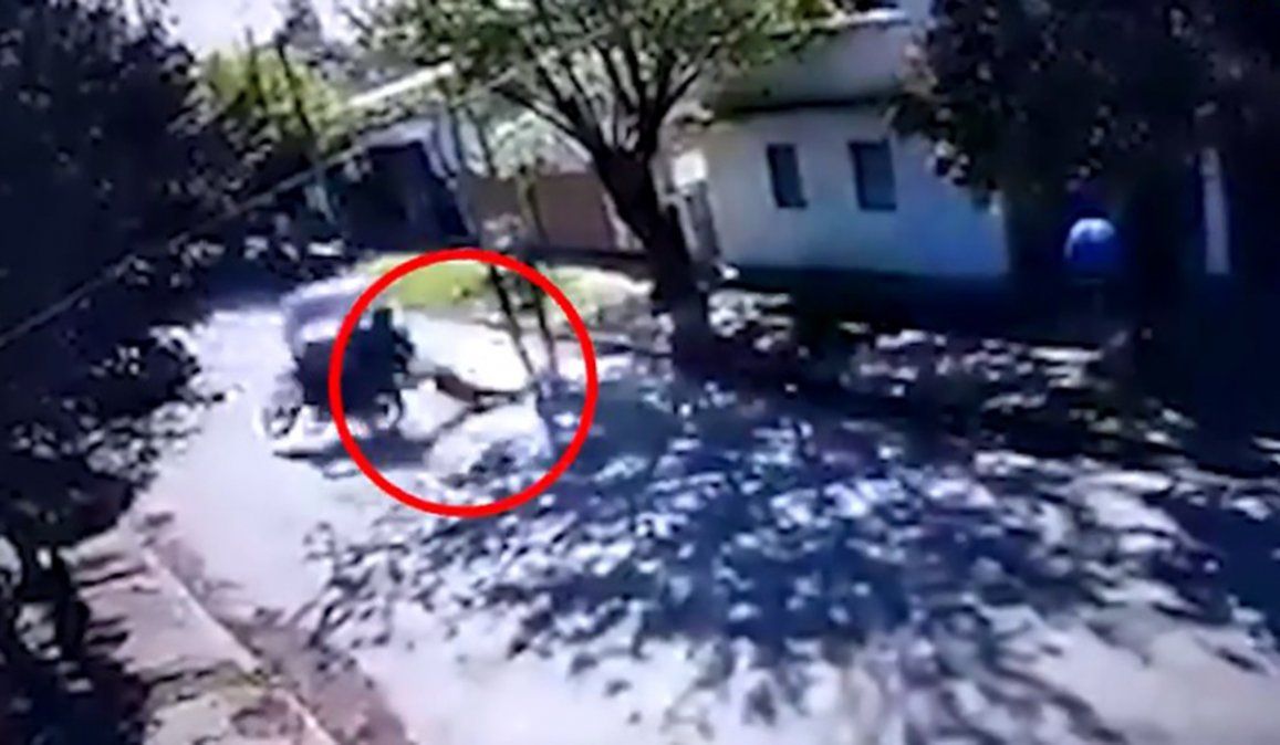 La joven salió de su casa a comprar, fue asaltada y al resistirse unos motochorros la arrastraron y fue atropellada por un auto.