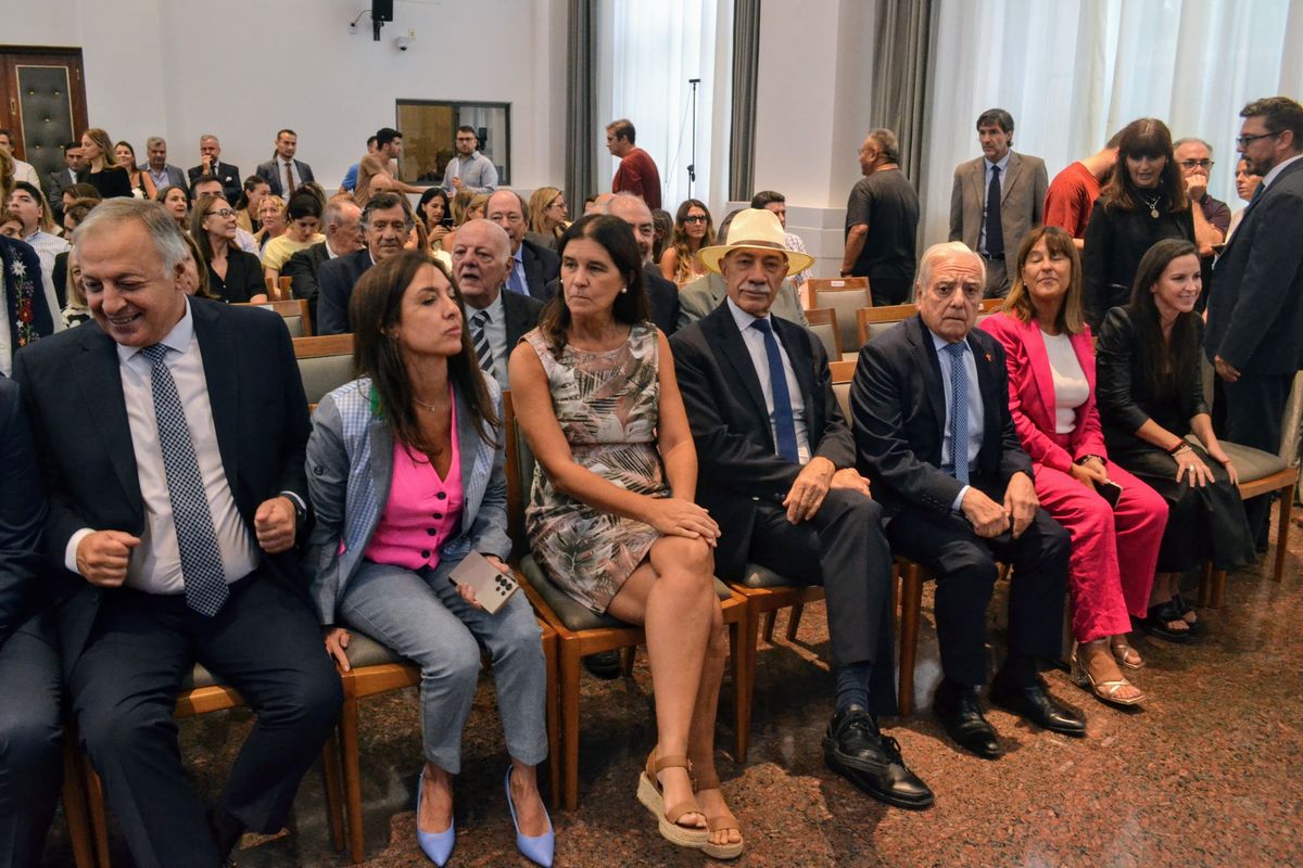 Norma Llatser, en la despedida de Pedro Llorente de la Corte, en primera fila con Mercedes Rus (Seguridad), Julio Gómez, José Valerio, Teresa Day, Cecilia Saint´André y Alejandro Gullé. Fotos: Prensa de la Suprema Corte Norma Llatser, en la despedida de Pedro Llorente de la Corte, en primera fila con Mercedes Rus (Seguridad), Julio Gómez, José Valerio, Teresa Day, Cecilia Saint´André y Alejandro Gullé. Fotos: Prensa de la Suprema Corte