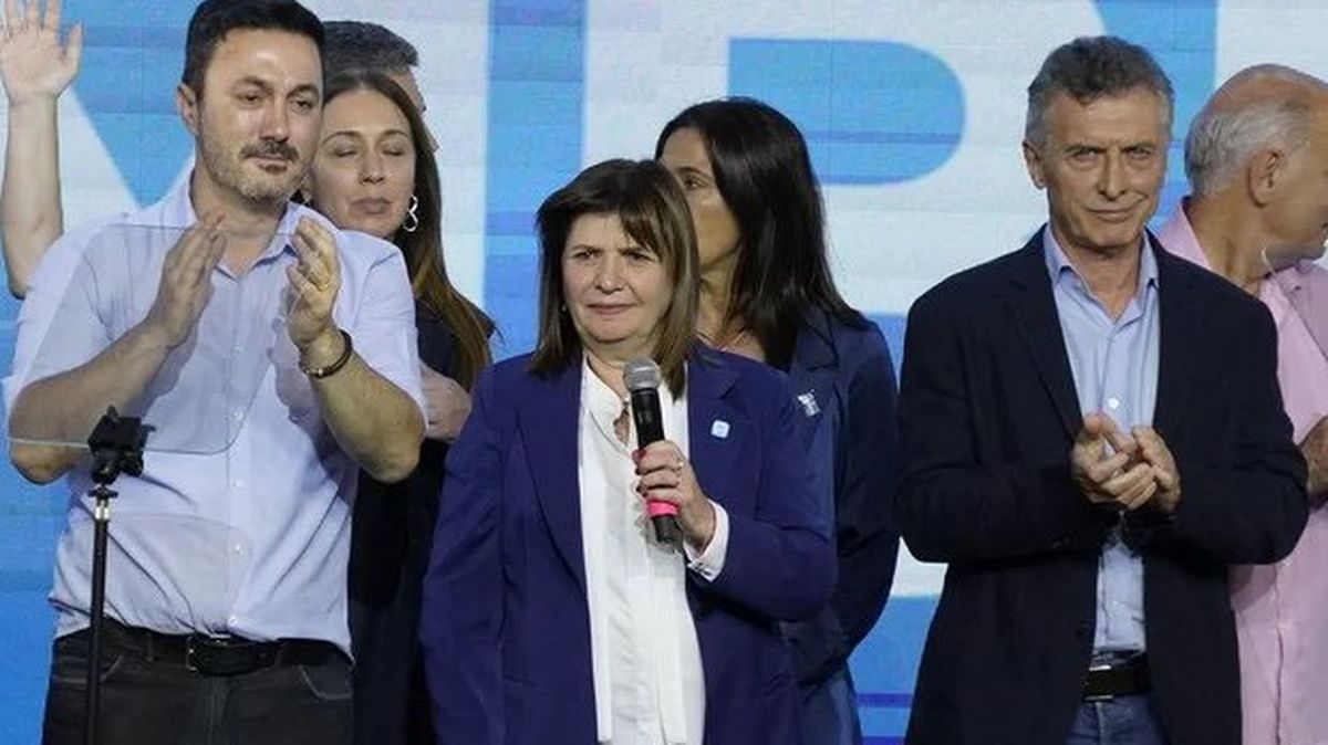 Bullrich salió acompañada por Luis Petri y Mauricio Macri a reconocer la derrota.&nbsp;