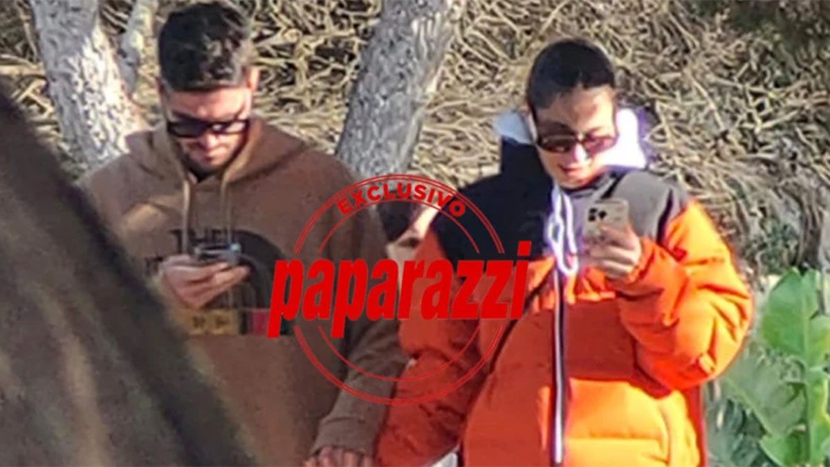 De Paul y Tini caminado de la mano por Ibiza.