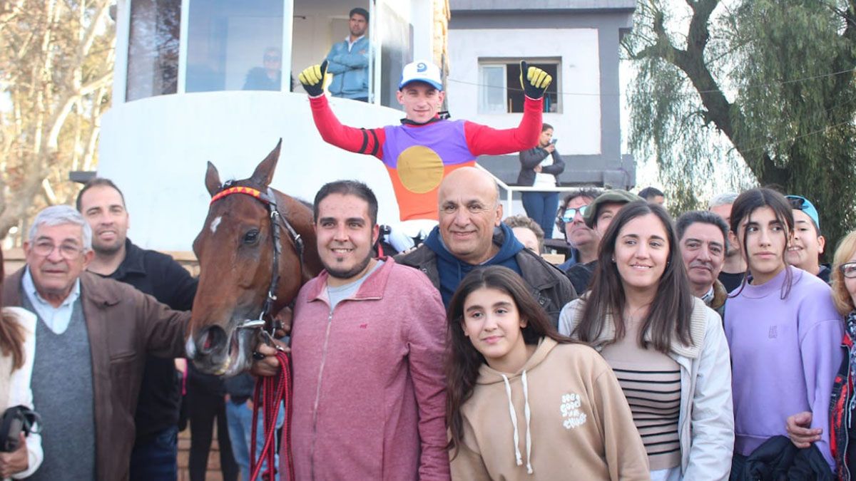 Kennedy Back y Kevin Banega fueron los ganadores del Clásico Santo Patrono Santiago en el Hipódromo de Mendoza Kennedy Back y Kevin Banega fueron los ganadores del Clásico Santo Patrono Santiago en el Hipódromo de Mendoza
