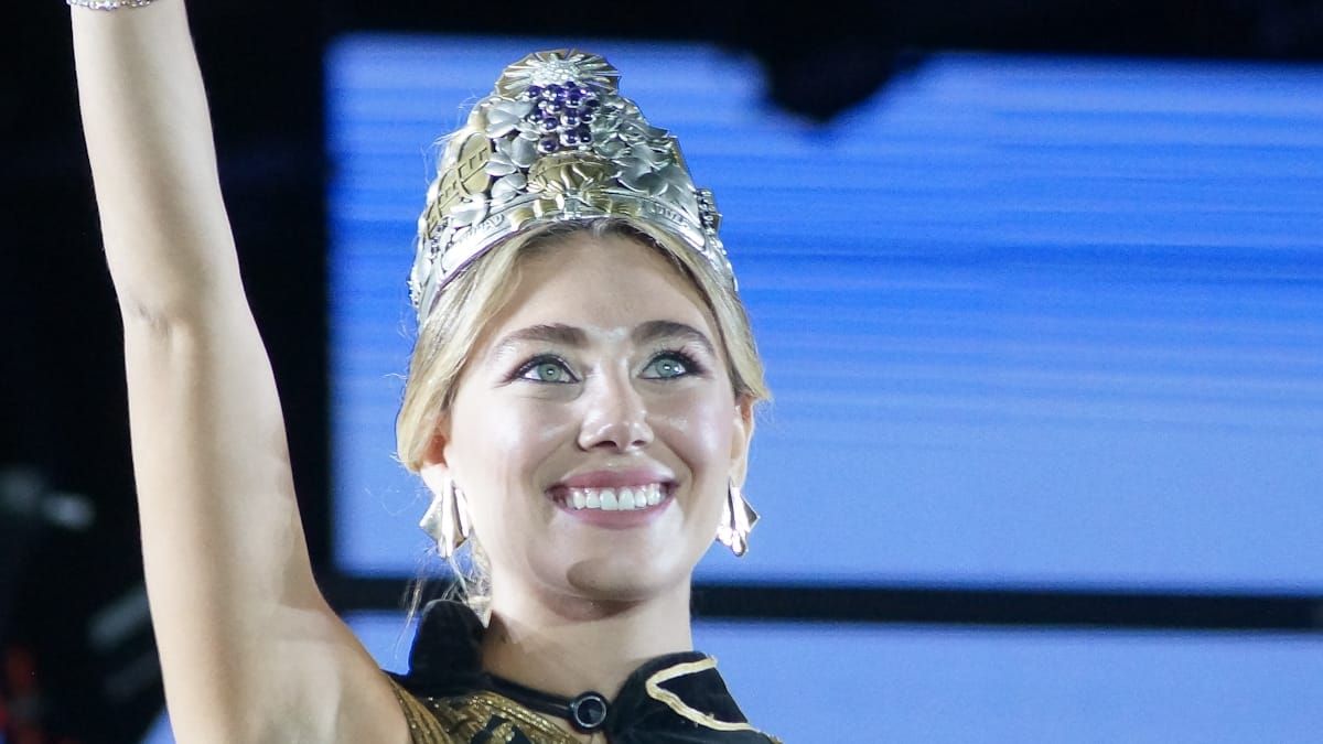 Agostina Saua es la Reina Nacional de la Vendimia 2024. La joven de 23 años es profesora de inglés, nadadora y canta. Agostina Saua es la Reina Nacional de la Vendimia 2024. La joven de 23 años es profesora de inglés, nadadora y canta.