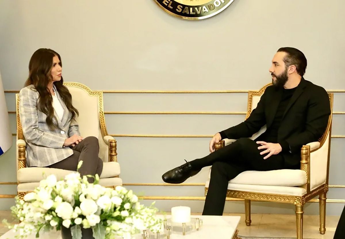 Fotografía cedida por la embajada de Estados Unidos en El Salvador de la reunión entre Kristi Noem y Nayib Bukele. Crédito: EFE/ Embajada de Estados Unidos en El Salvador.