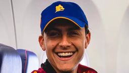 Dybala con una gorra de la Roma, pero con los colores de Boca.