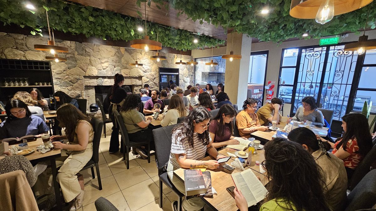 Los encuentros del club de lectura en silencio se dan al menos una vez al mes y generalmente en cafés de la Ciudad de Mendoza. Los encuentros del club de lectura en silencio se dan al menos una vez al mes y generalmente en cafés de la Ciudad de Mendoza.