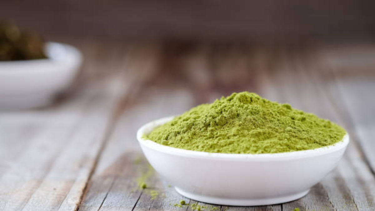 La henna proviene de una planta y es un pigmento natural. La henna proviene de una planta y es un pigmento natural.