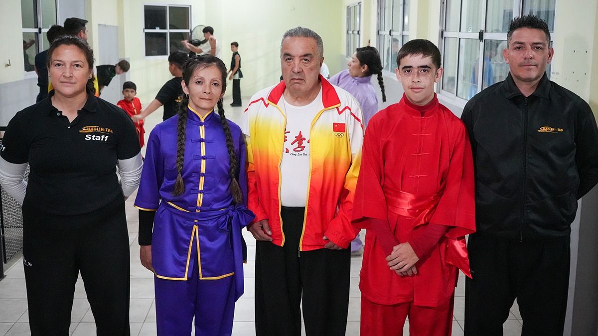 La profesora Andrea Velazquez junto a Verónica, Luca, el maestro Omar Carrasco y el profesor Cristian Palabesino en la sede del club San Lorenzo de Russell. La profesora Andrea Velazquez junto a Verónica, Luca, el maestro Omar Carrasco y el profesor Cristian Palabesino en la sede del club San Lorenzo de Russell.