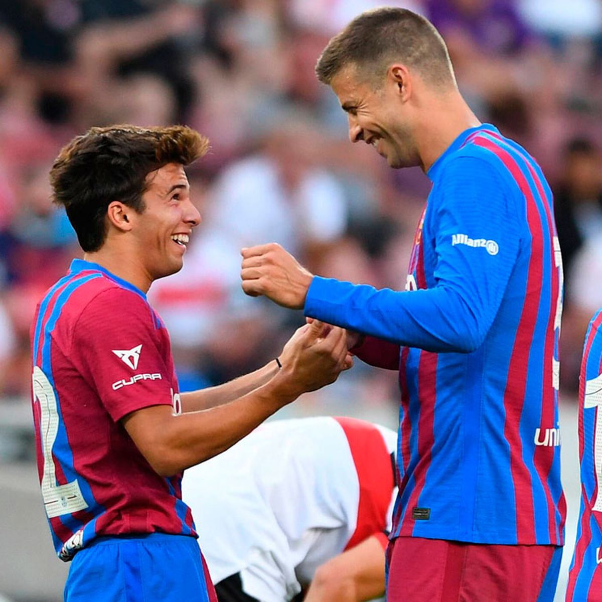 El también español Riqui Puig es quién le hacía el aguante a Piqué para salir de fiesta.