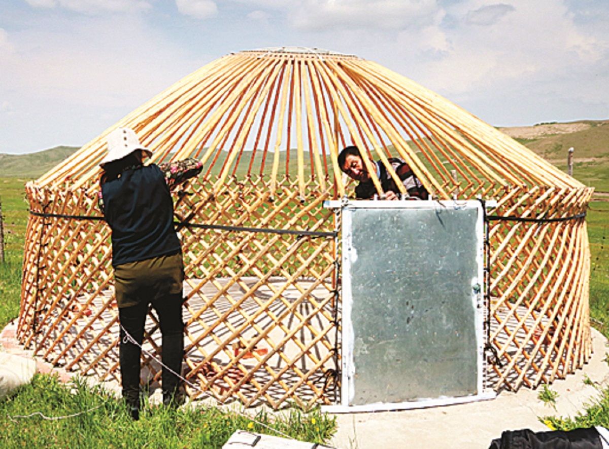 Los residentes de Ar Horqin en la Región Autónoma de Mongolia Interior instalan una yurta tradicional en los pastizales de verano. PARA USO DE CHINA DAILY