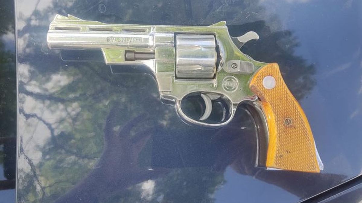 Un hombre fue detenido en Capital por llevar un revólver calibre 32 cargada. Un hombre fue detenido en Capital por llevar un revólver calibre 32 cargada.