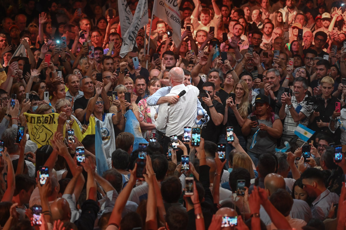 Venga ese abrazo: De Marchi y Larreta en Costa Salguero.