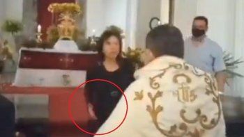 Ingresó a la catedral y le dio una cachetada al cura