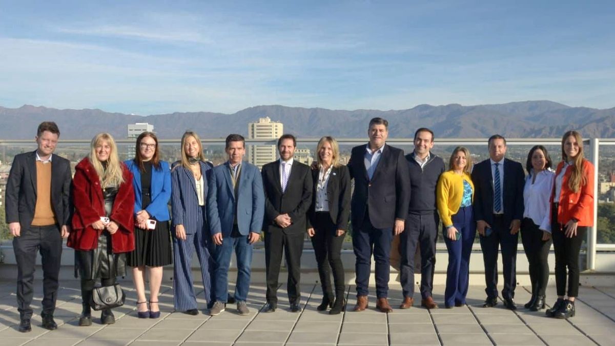 El subsecretario de Justicia, Marcelo D'Agostino junto a la comitiva de CABA. Lo acompañan Andrés Lombardi y Mario Abed. El subsecretario de Justicia, Marcelo D'Agostino junto a la comitiva de CABA. Lo acompañan Andrés Lombardi y Mario Abed.