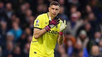 Dibu Martínez repitió la gran atajada del Mundial ante Chelsea
