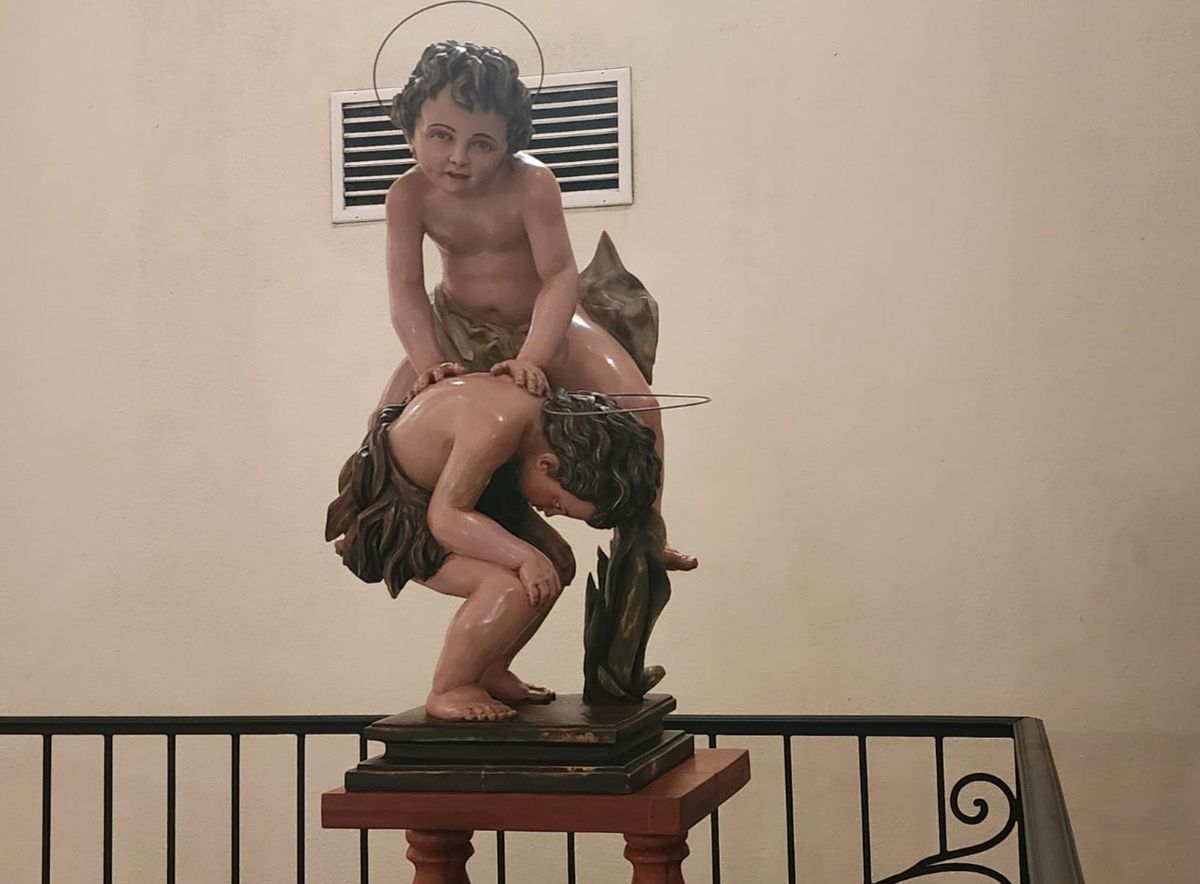 Realidad alucinada. En una iglesia, Jesús y Juan Bautista juegan lejos del martirologio. Realidad alucinada. En una iglesia, Jesús y Juan Bautista juegan lejos del martirologio.