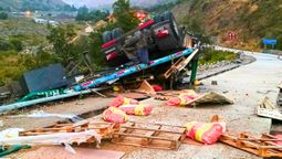 Un camionero argentino murió tras el vuelco del rodado en alta montaña. Un camionero argentino murió tras el vuelco del rodado en alta montaña.