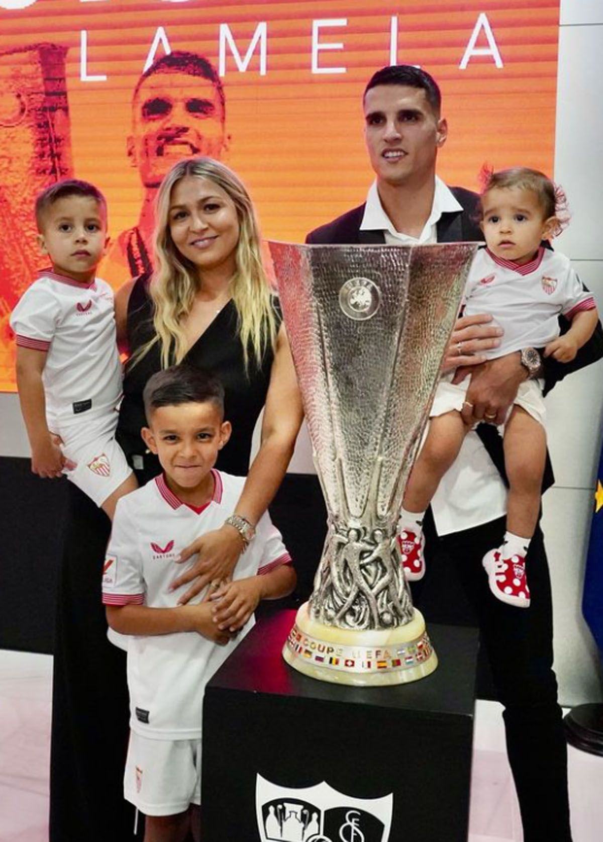 Erik Lamela y su familia se despidieron de Sevilla y en River se ilusionan con la vuelta. Erik Lamela y su familia se despidieron de Sevilla y en River se ilusionan con la vuelta.
