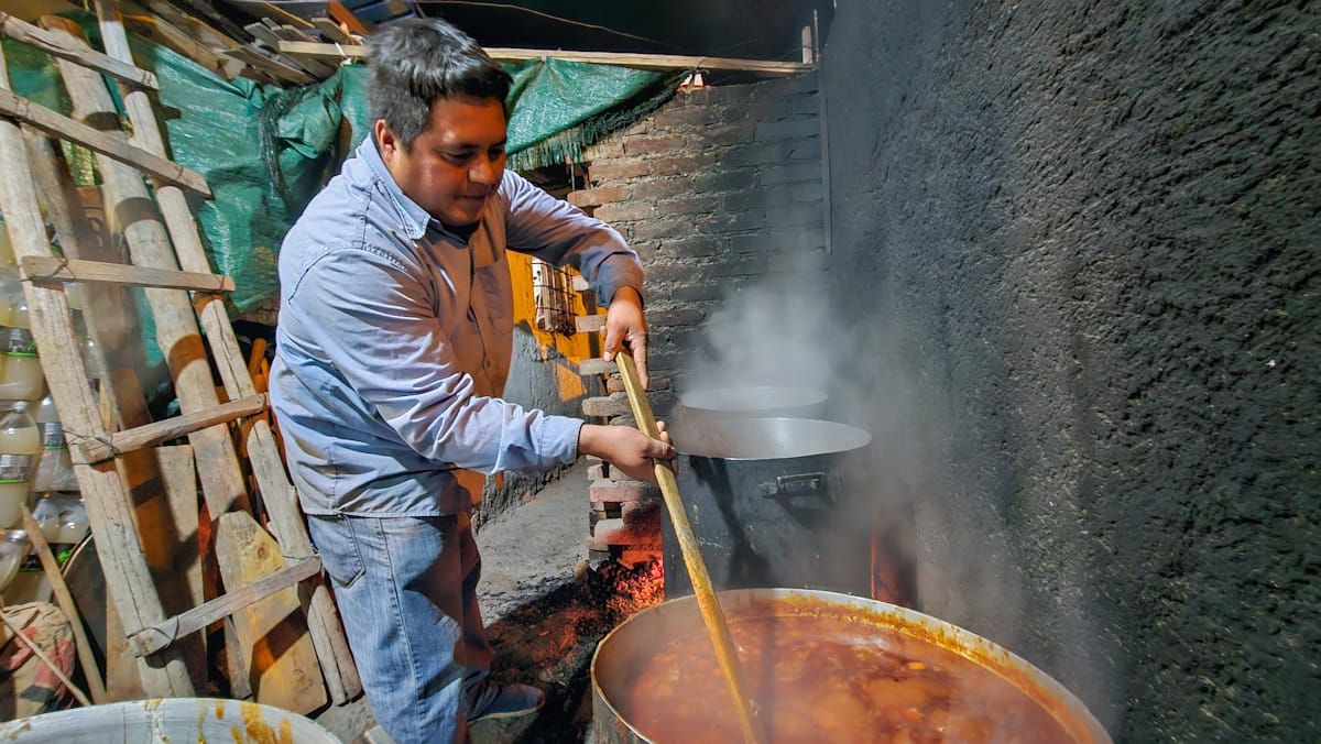 Uno de los colaboradores pendiente de la cocción para brindar un plato de comida a más de 3.000 personas que asisten dos veces a la semana. Uno de los colaboradores pendiente de la cocción para brindar un plato de comida a más de 3.000 personas que asisten dos veces a la semana.