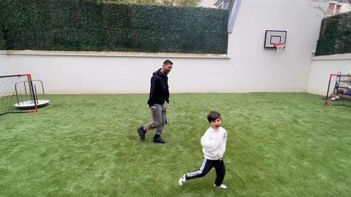 Lionel Messi jugó un picado con sus hijos.