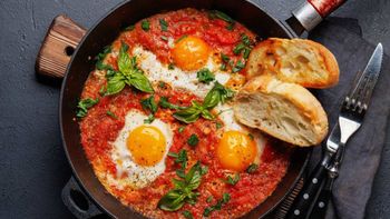 Shakshuka: la receta de los huevos en salsa de tomate para sopar el pan y chuparse los dedos Shakshuka: la receta de los huevos en salsa de tomate para sopar el pan y chuparse los dedos