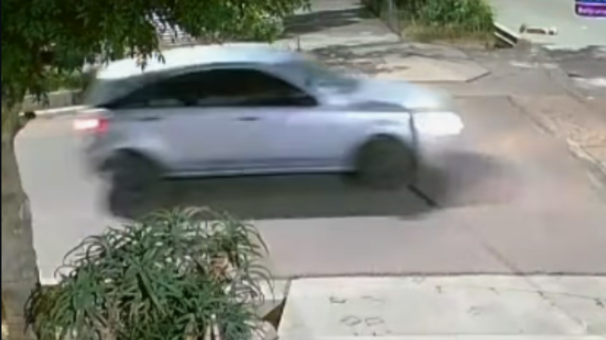 Buscan a la conductora de un auto que atropelló a una niña y huyó del lugar