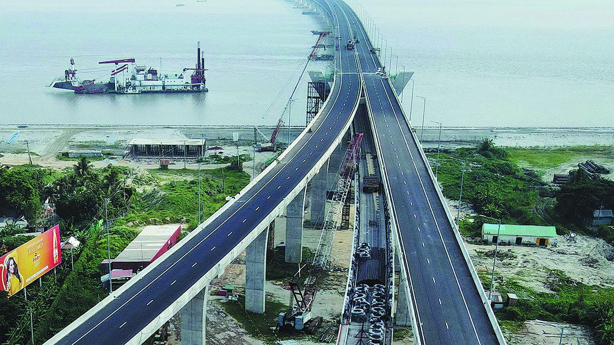 Una vista aérea del puente multipropósito Padma a unos 40 kilómetros de Dhaka