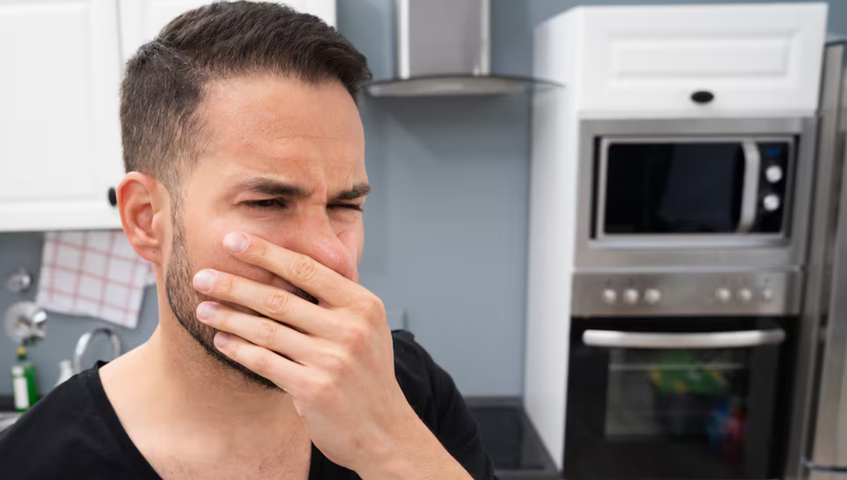 Cómo quitar el mal olor del microondas usando un poco de café