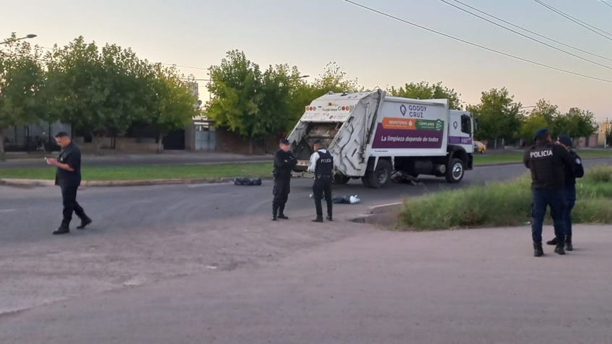 El joven de 22 años fue atropellado por el camión recolector de Godoy Cruz y quedó debajo del mismo.