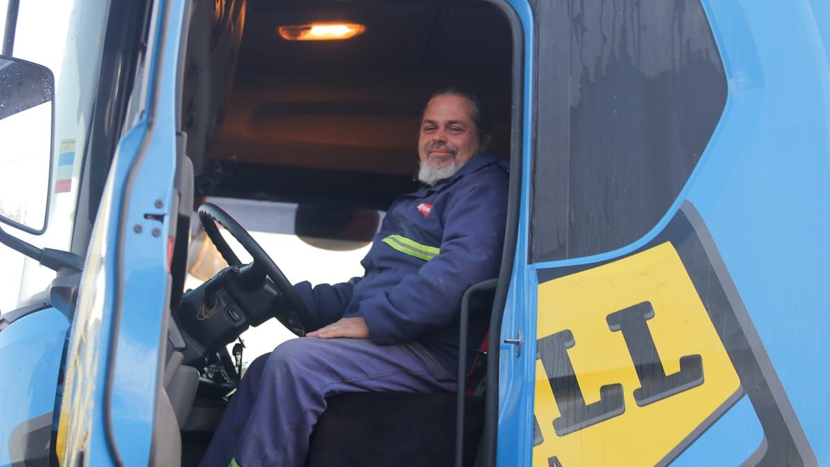 Un camionero especializado en cargas pesadas es quien lleva el reactor de IMPSA hasta la refinería de YPF