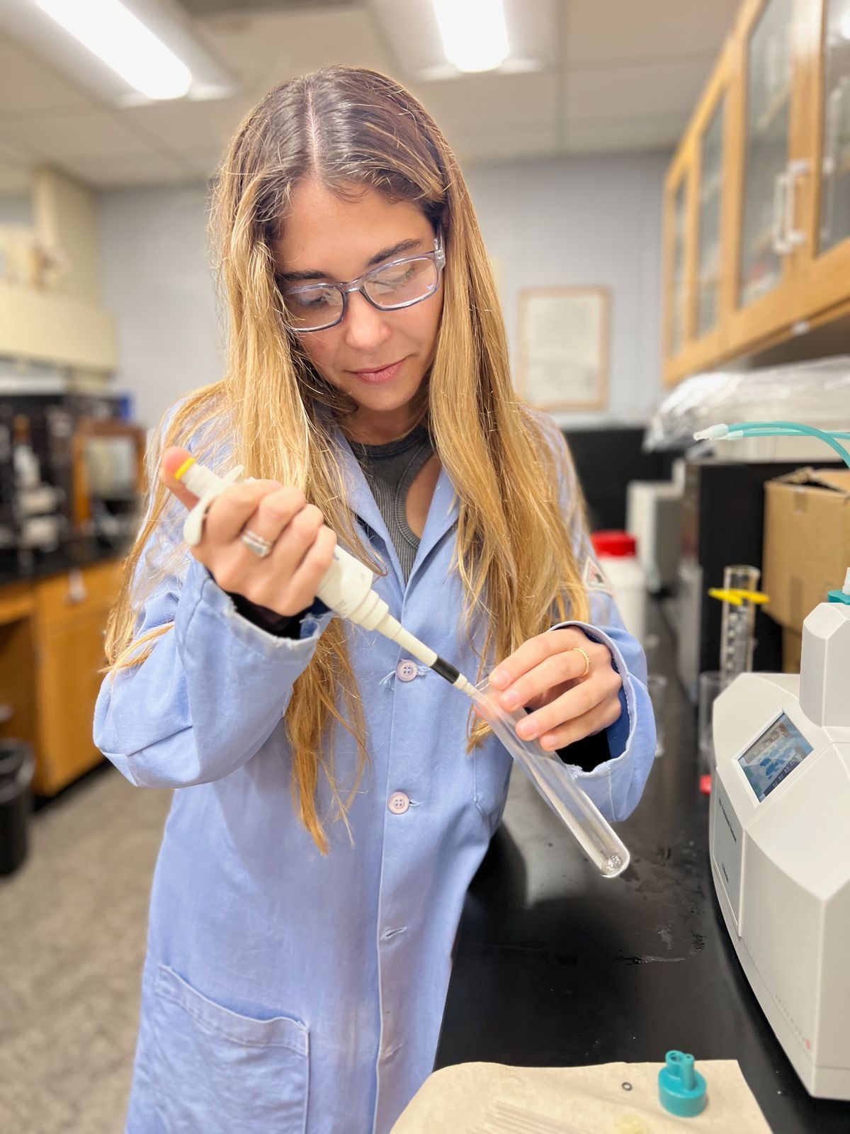 En el laboratorio, Sofía explica cómo Migma resuelve el problema de la oxidación en los alimentos. En el laboratorio, Sofía explica cómo Migma resuelve el problema de la oxidación en los alimentos.
