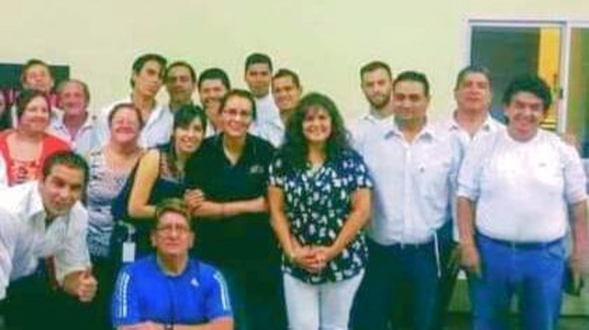 Carmen junto a un grupo de alumnos, casi al borde de la jublación. Carmen junto a un grupo de alumnos, casi al borde de la jublación.